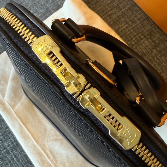 Louis Vuitton Alma Backpackck - Picture 10 of 12